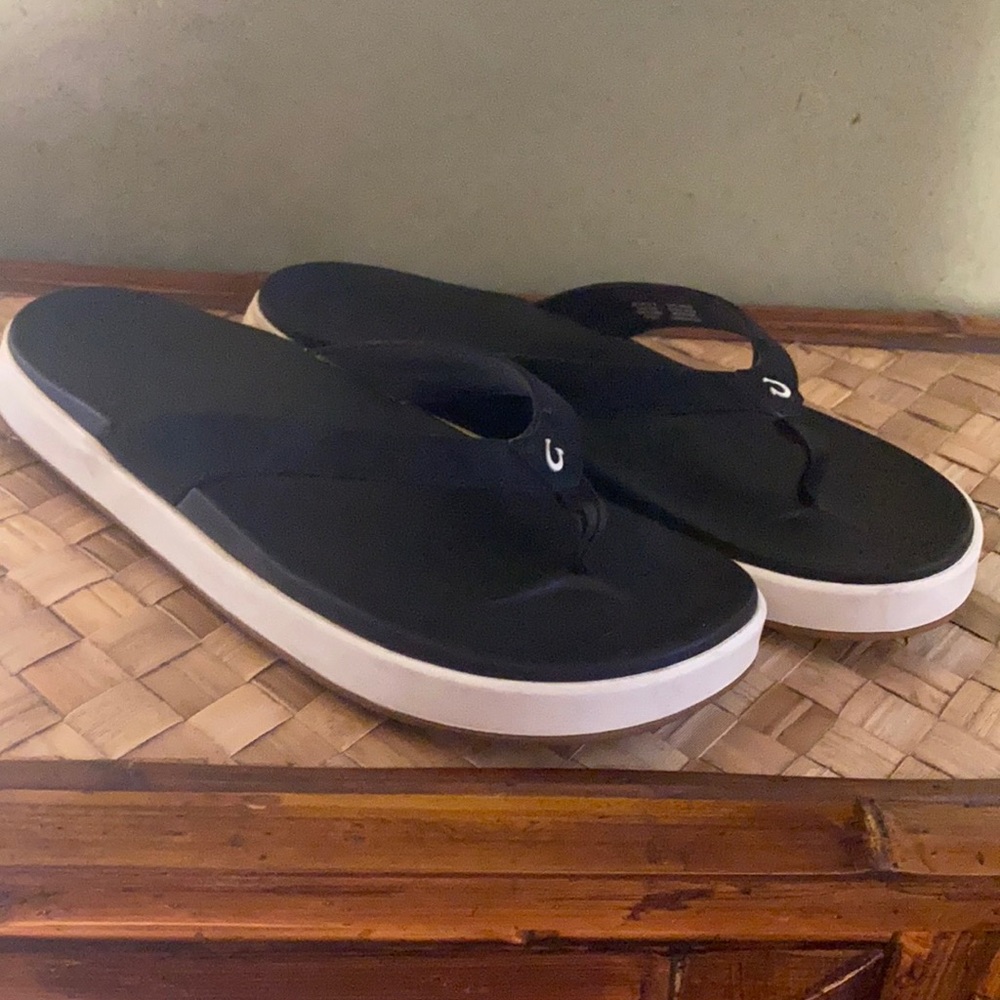 Like new OluKai black Nu’a Pi’o sandals